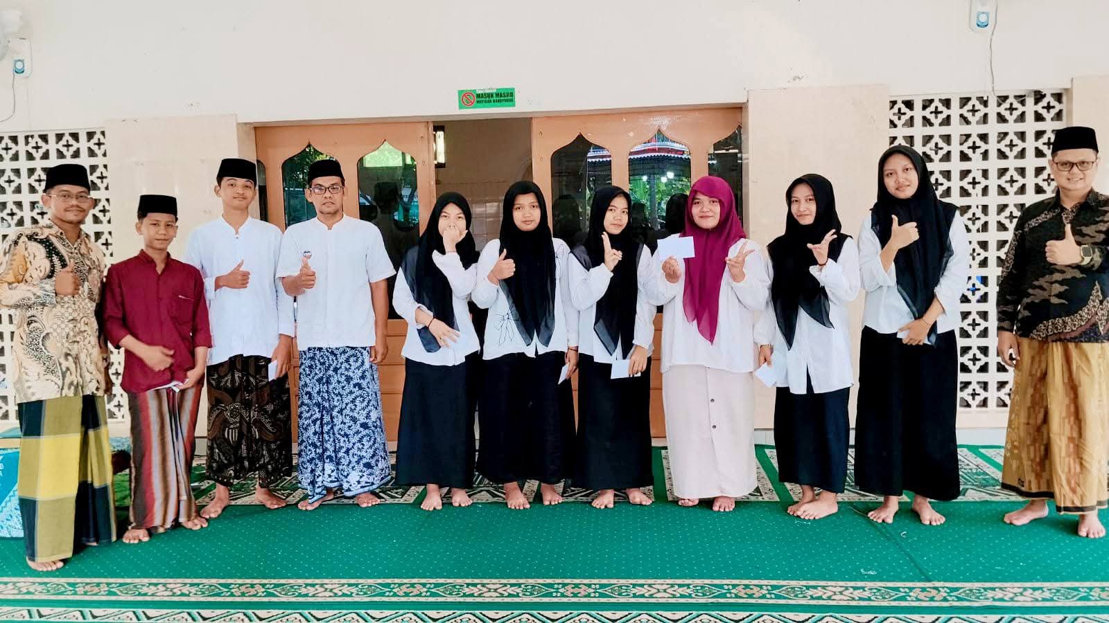 Anak-anak mengenakan seragam sekolah dasar