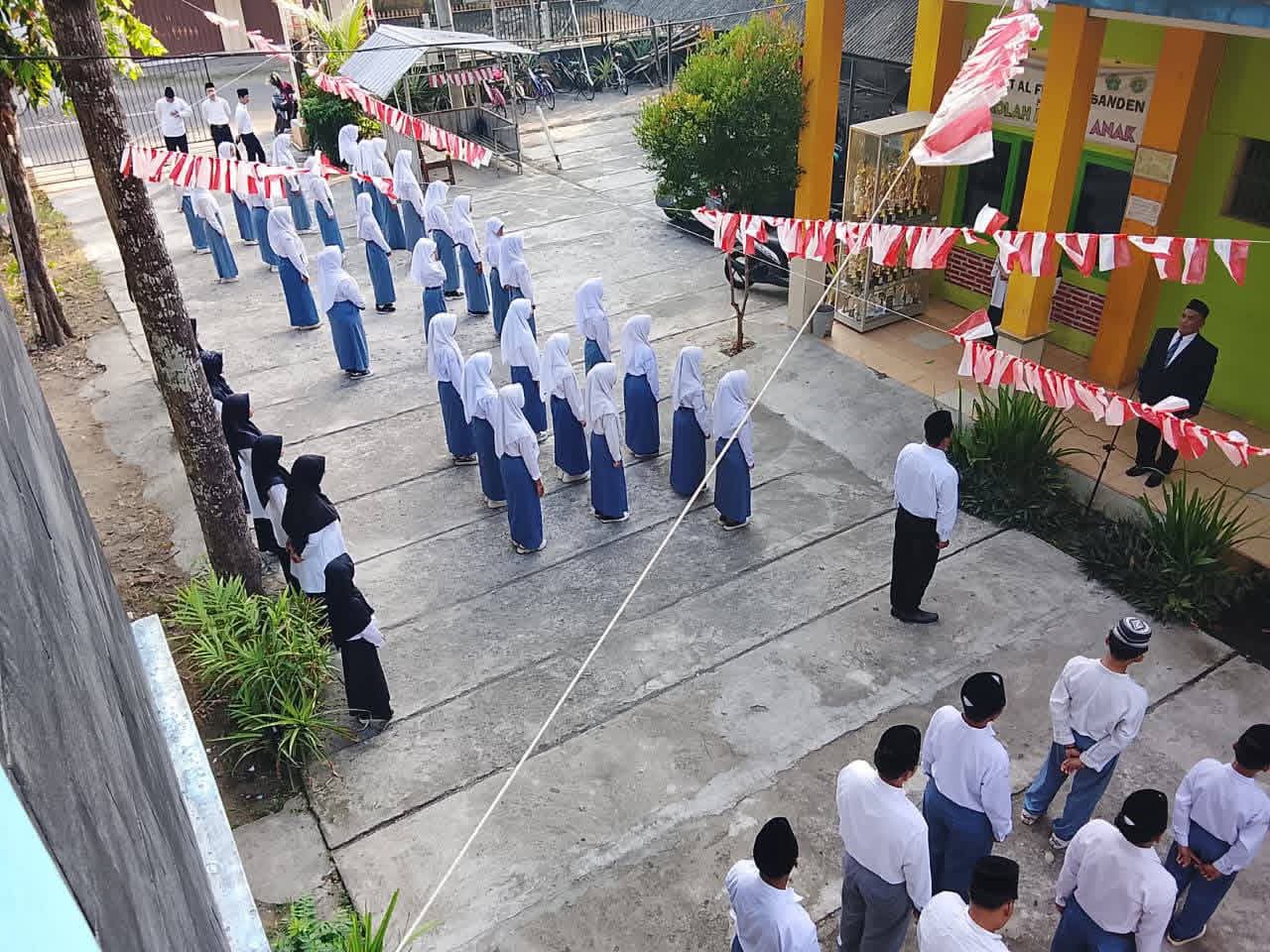 Anak-anak asuh mengenakan seragam sekolah
