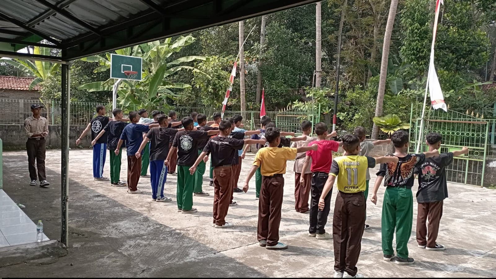 Anak-anak mengikuti kegiatan olahraga