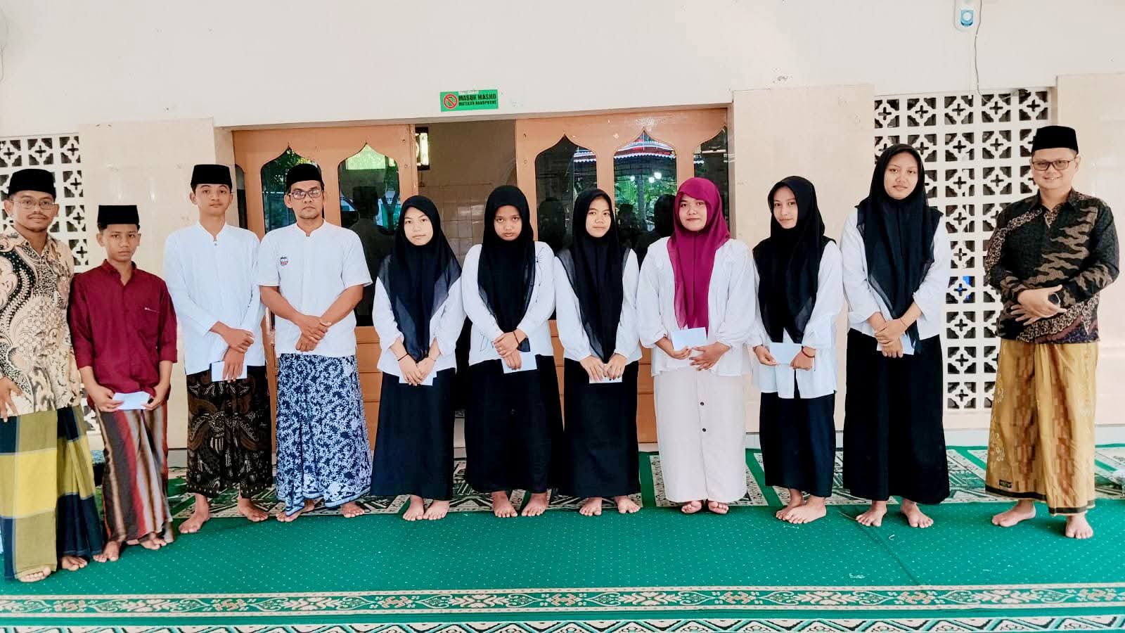 Anak-anak putri membaca Al-Qur'an bersama