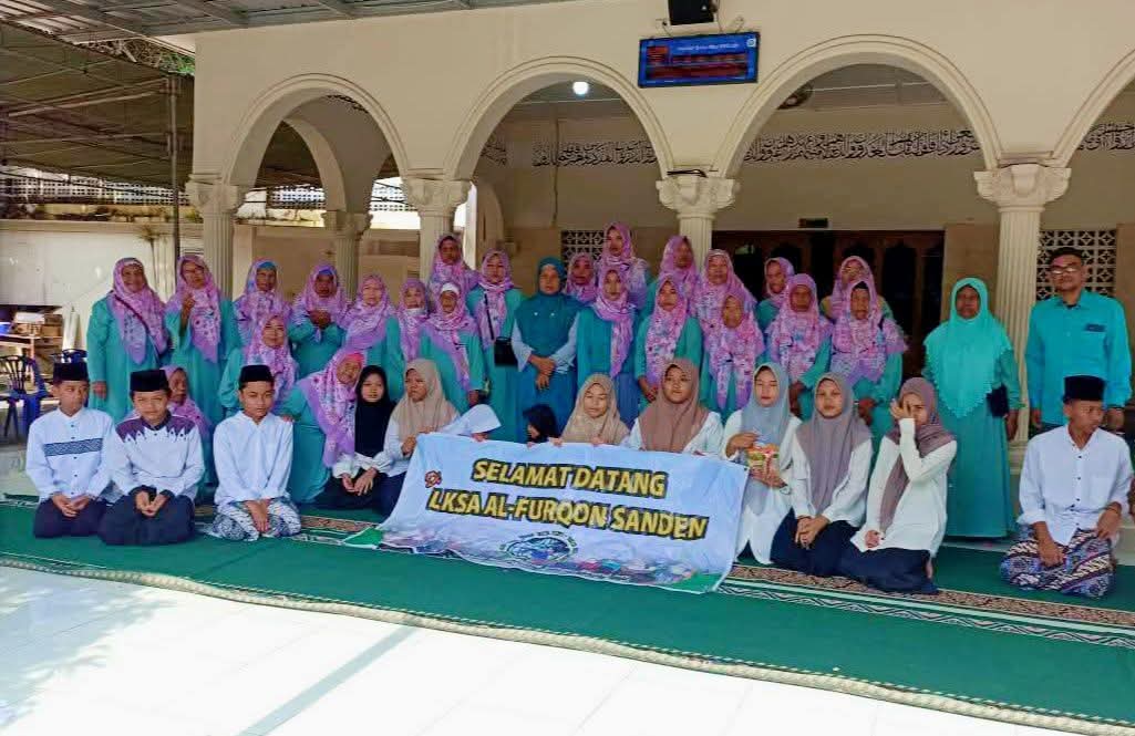 Anak-anak putri mengikuti halaqah