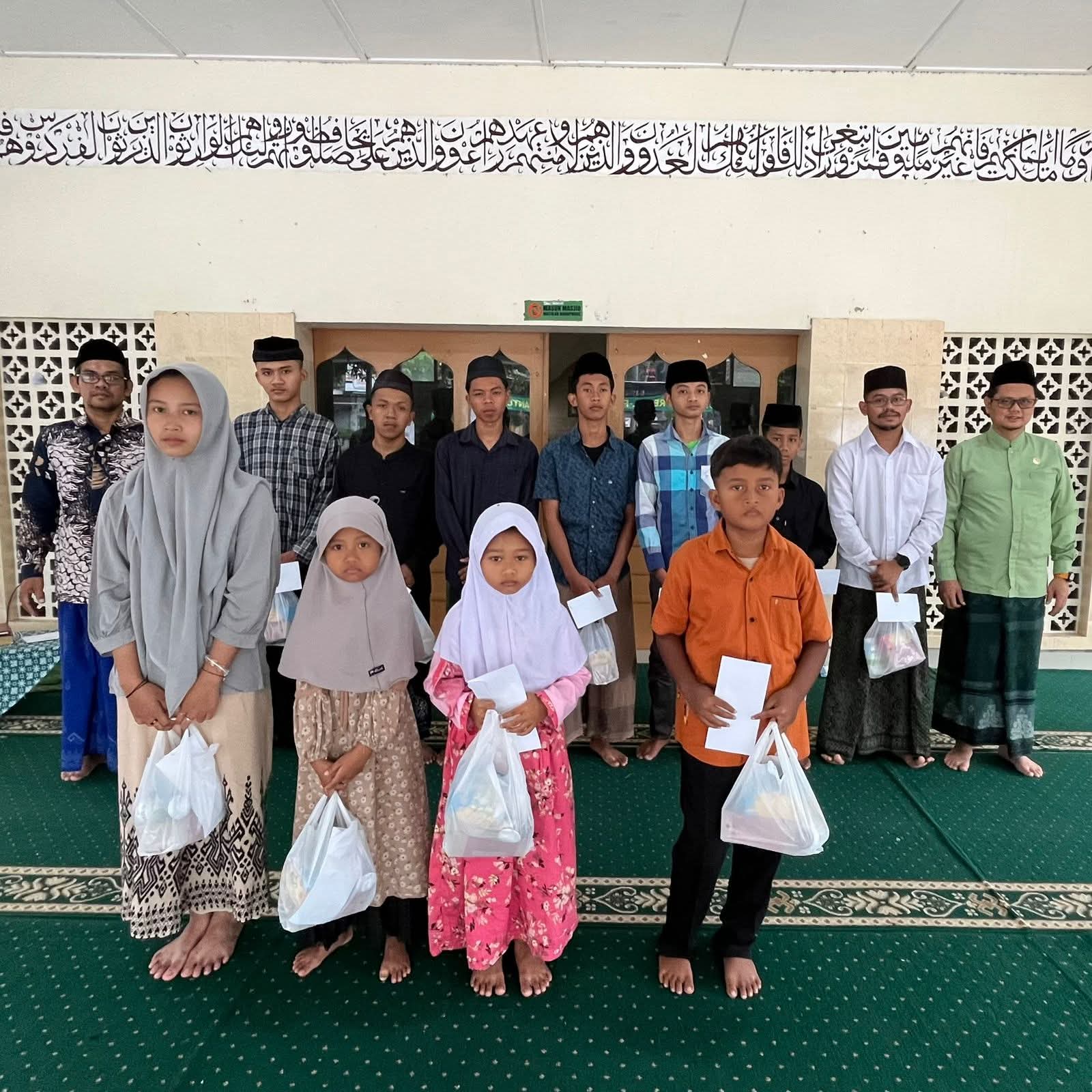 Anak-anak dan relawan berfoto bersama