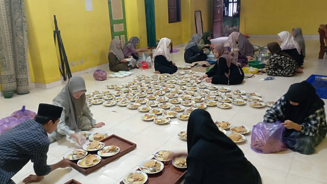 Anak-anak mengikuti kegiatan peringatan kemerdekaan
