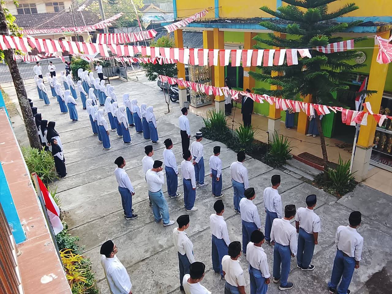 Anak-anak membaca Al-Qur'an bersama di ruangan panti