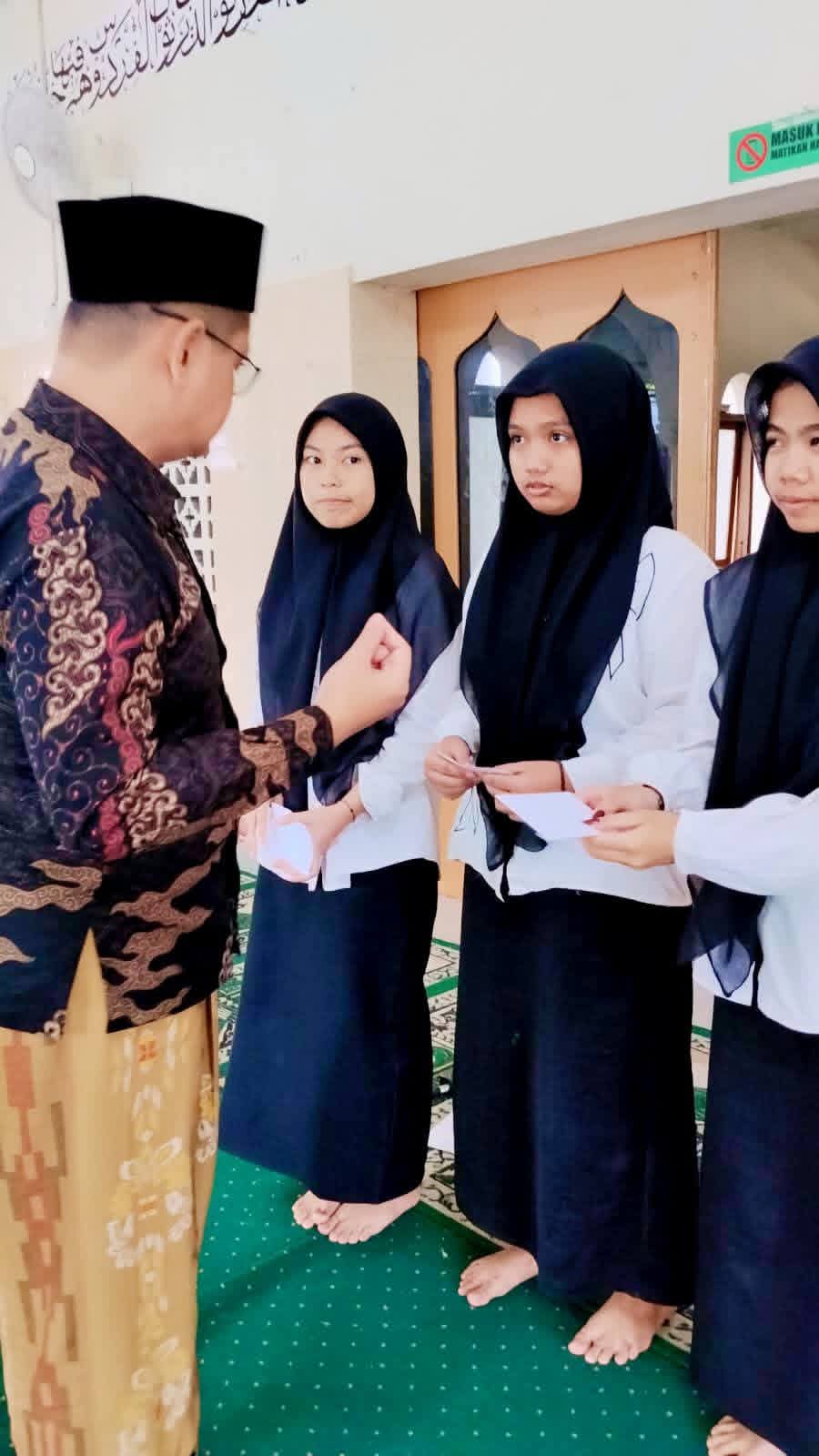 Anak-anak dan pendamping mengikuti kelas mengaji