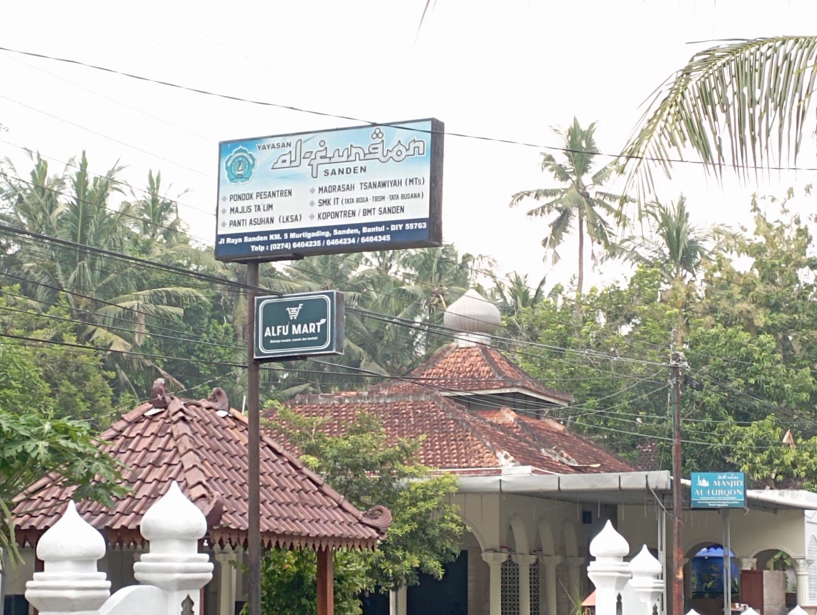 Papan nama Yayasan Al-Furqon Sanden